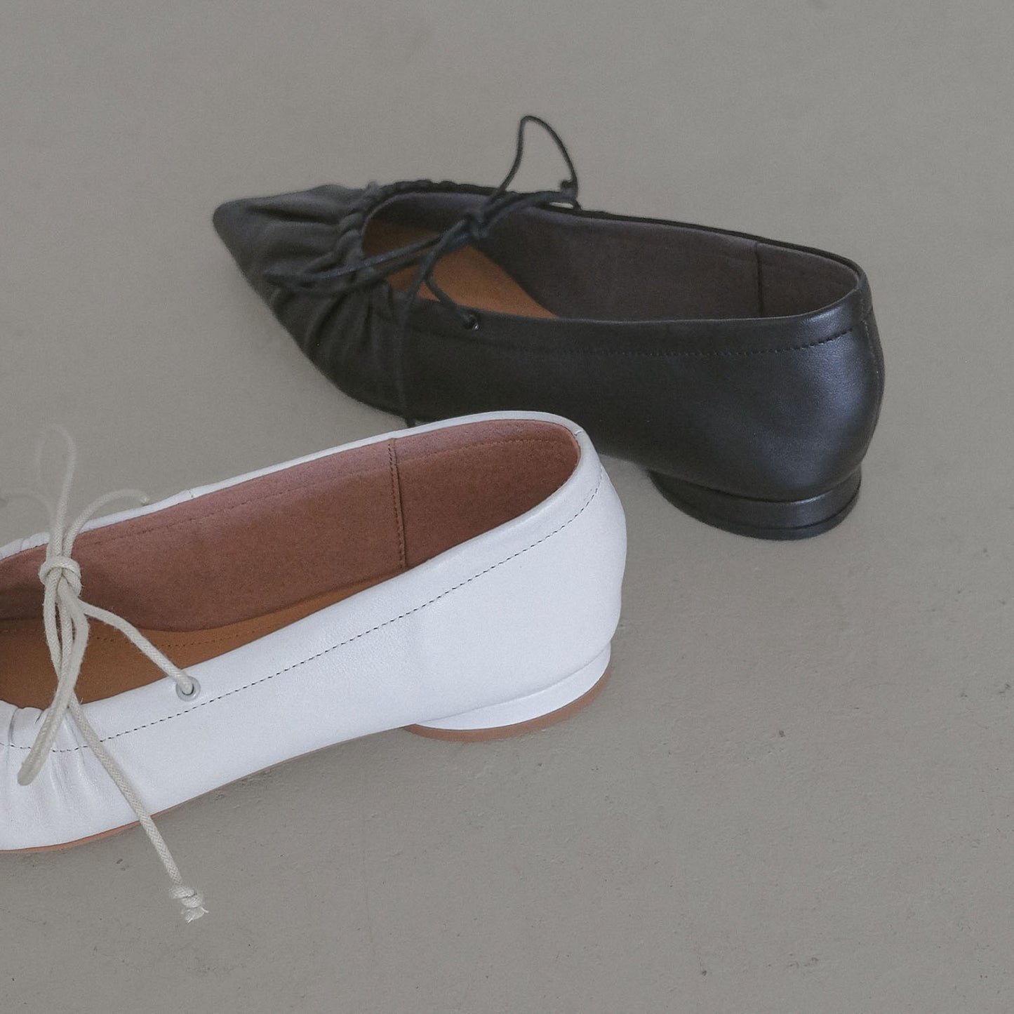 《再入荷》ポインテッドギャザーリボンフラットパンプス_DA25101