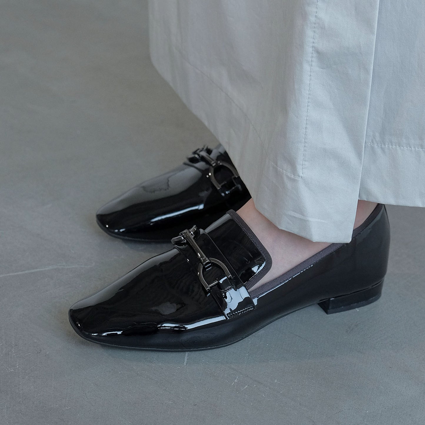 【レイン対応】ビットエナメルローファー_GE23475