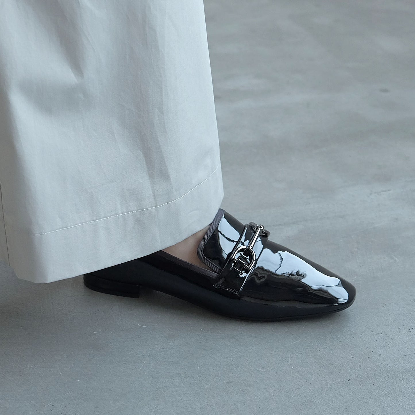 【レイン対応】ビットエナメルローファー_GE23475