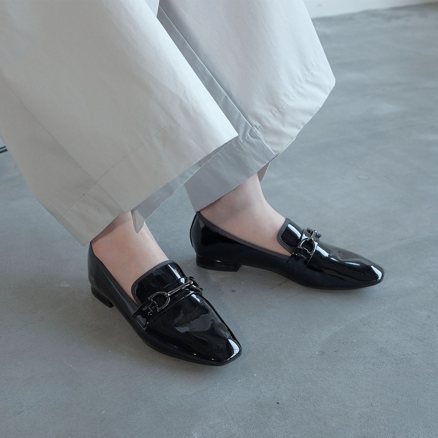 【レイン対応】ビットエナメルローファー_GE23475