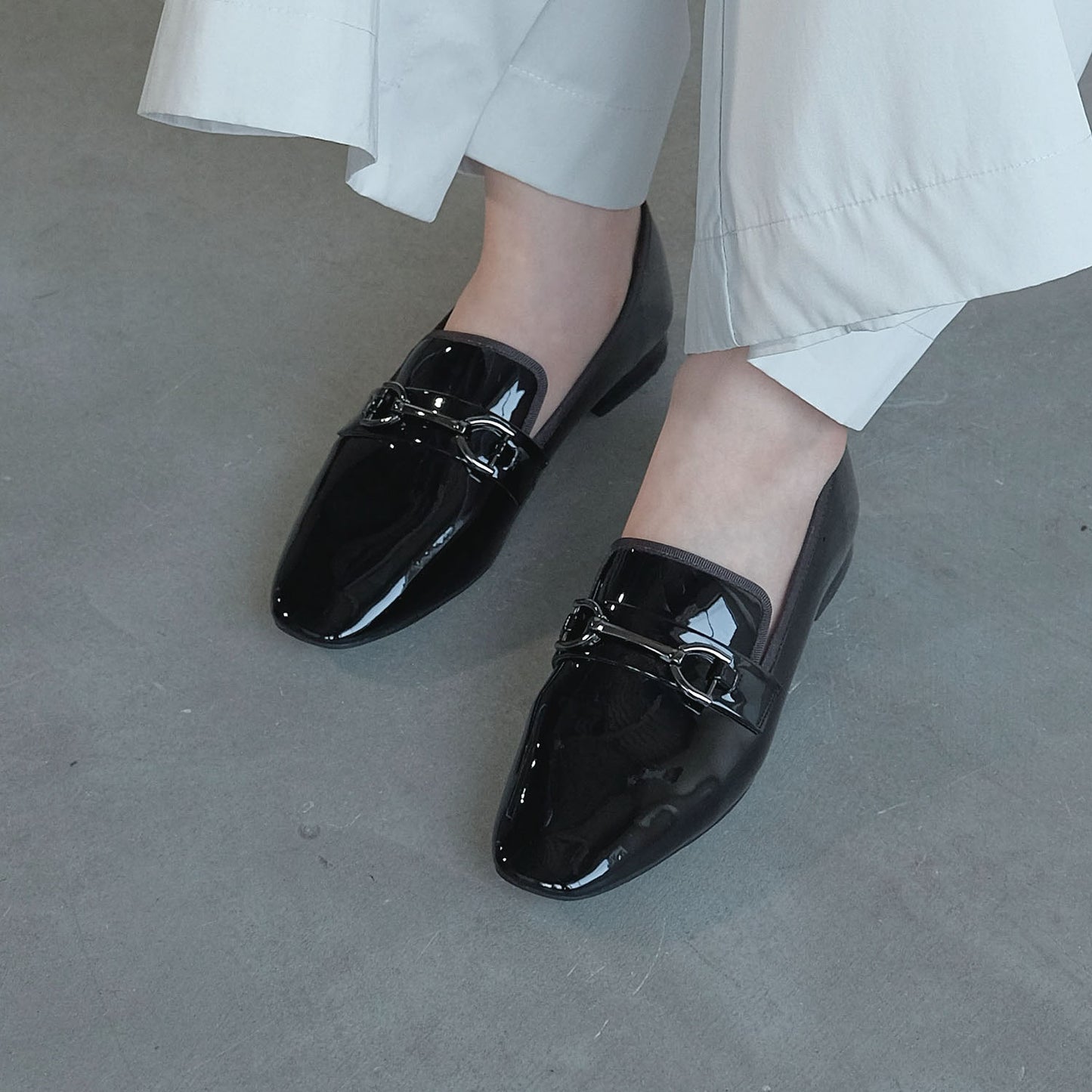 【レイン対応】ビットエナメルローファー_GE23475