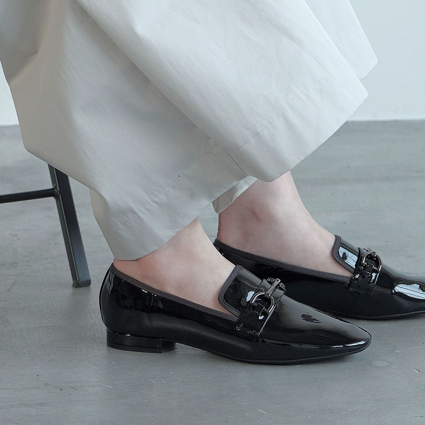 【レイン対応】ビットエナメルローファー_GE23475