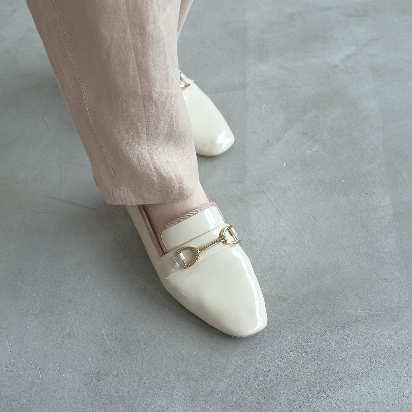 【レイン対応】ビットエナメルローファー_GE23475