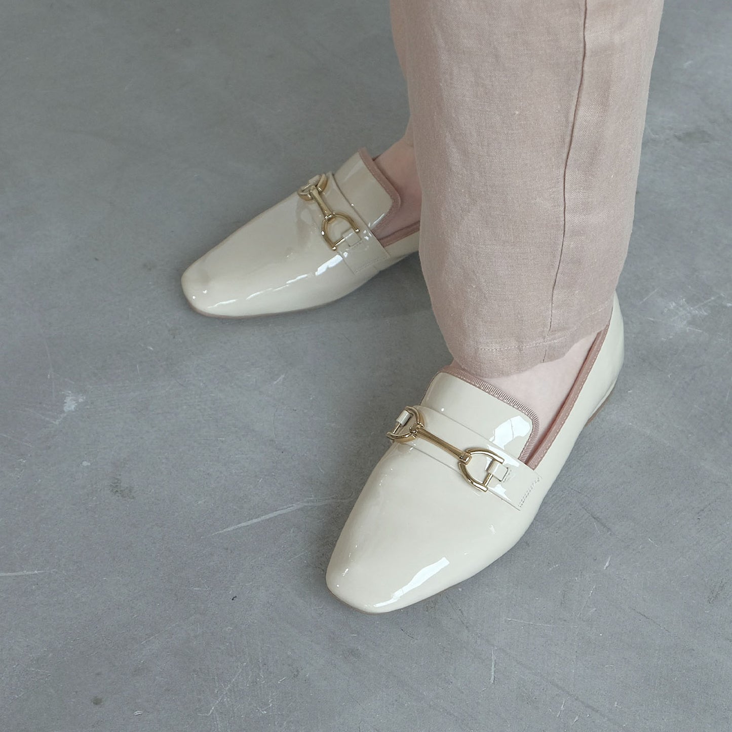 【レイン対応】ビットエナメルローファー_GE23475