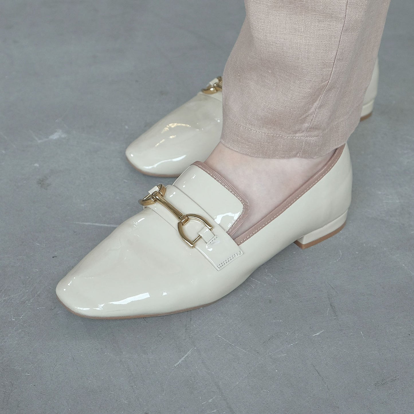 【レイン対応】ビットエナメルローファー_GE23475