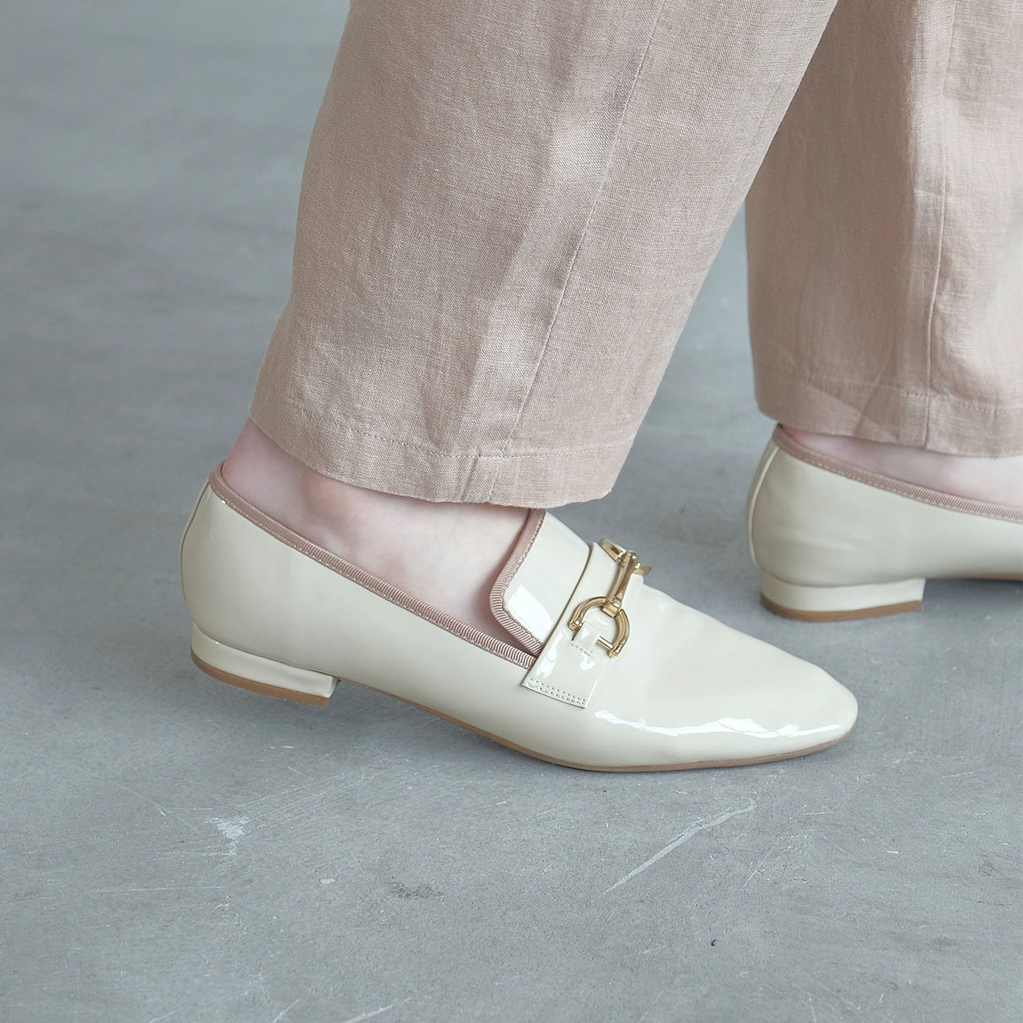 【レイン対応】ビットエナメルローファー_GE23475