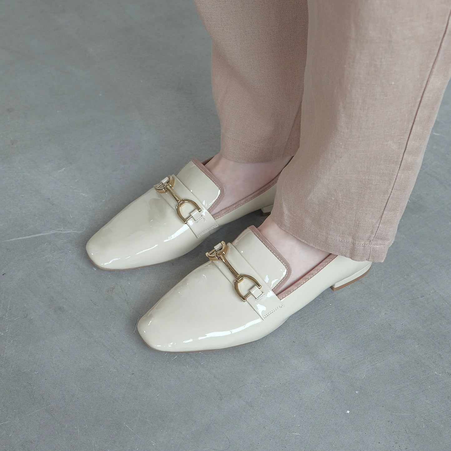 【レイン対応】ビットエナメルローファー_GE23475