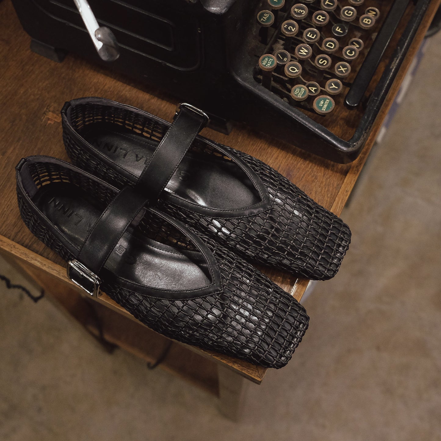 スクエアトゥメッシュストラップフラットシューズ_GE24132