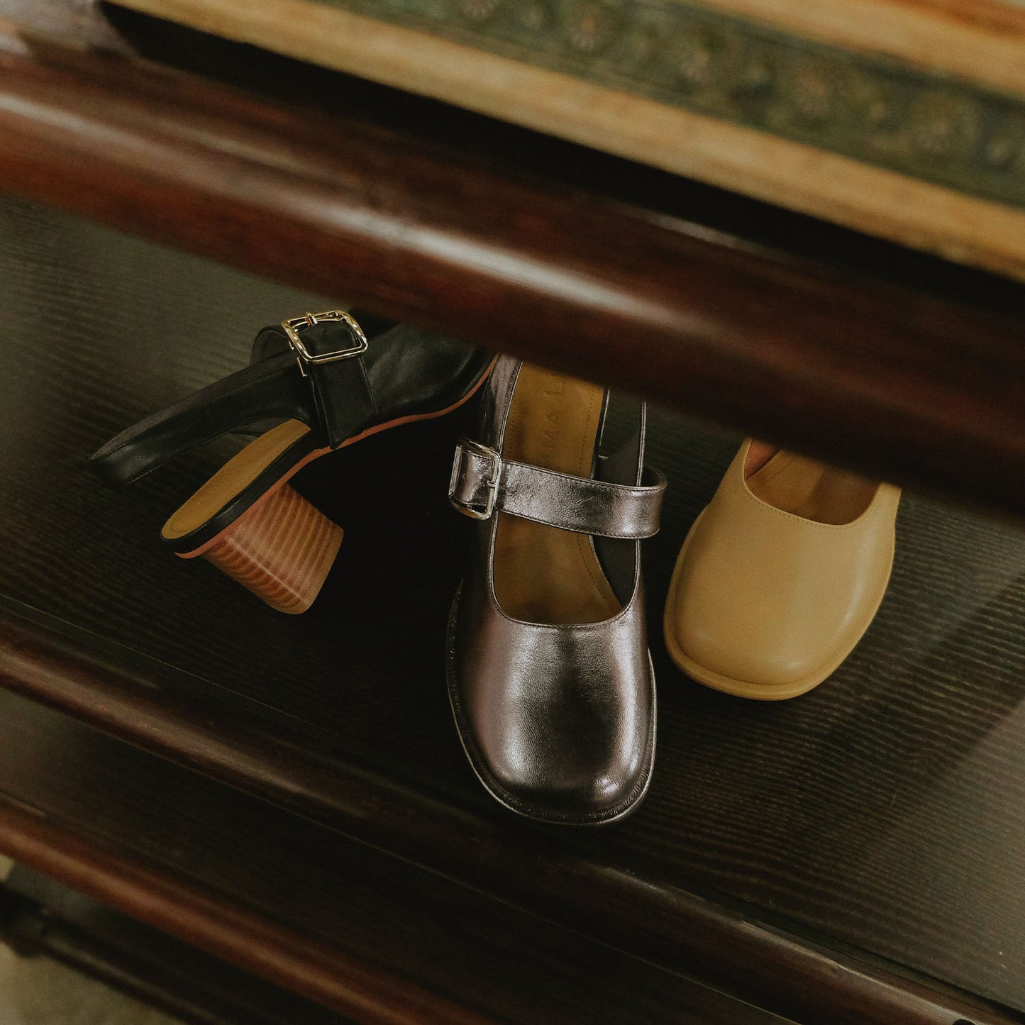 ラウンドトゥバックベルトストラップパンプス_GE24240