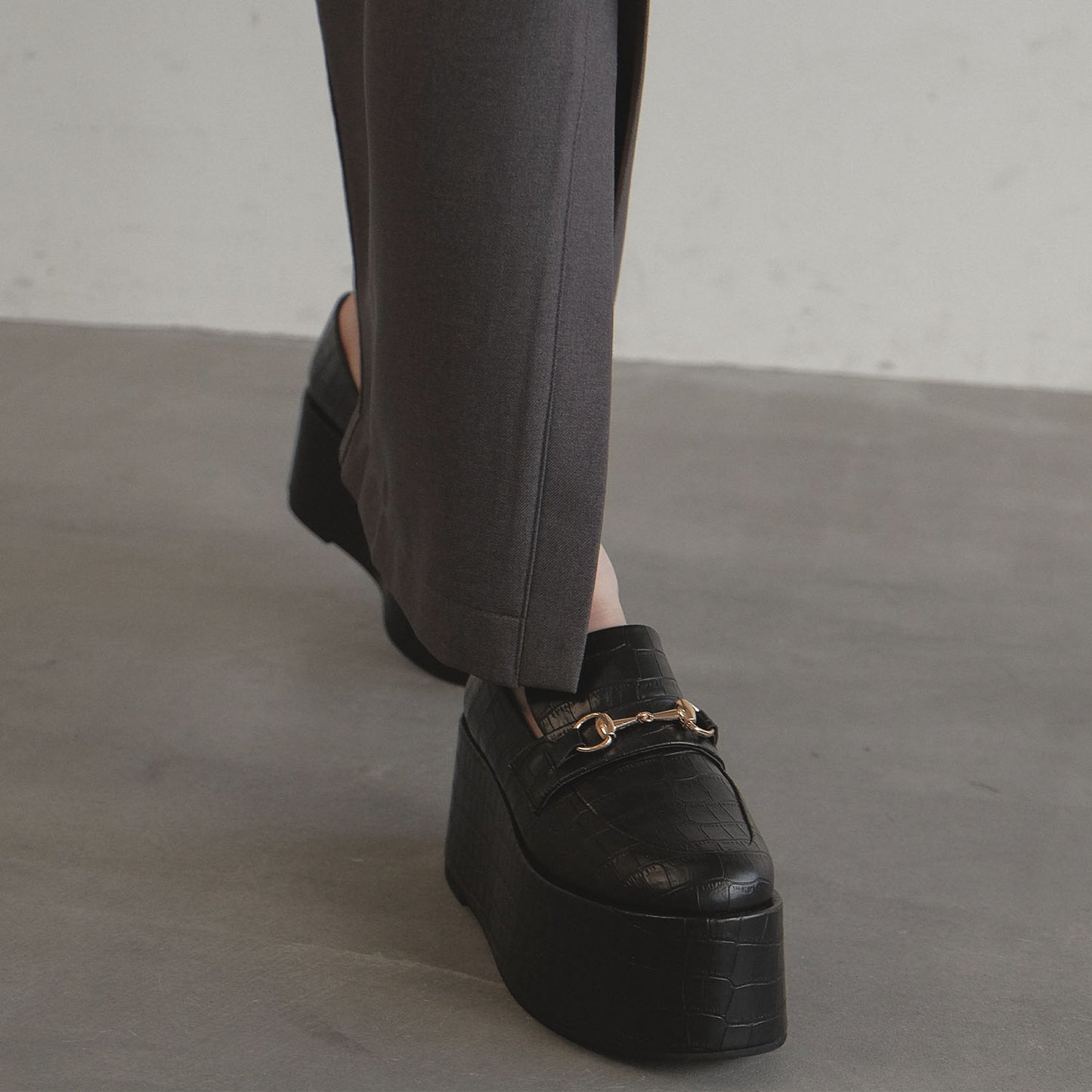 ■【レイン対応】ビットモチーフ型押しボーリュームソールローファー_GE24463