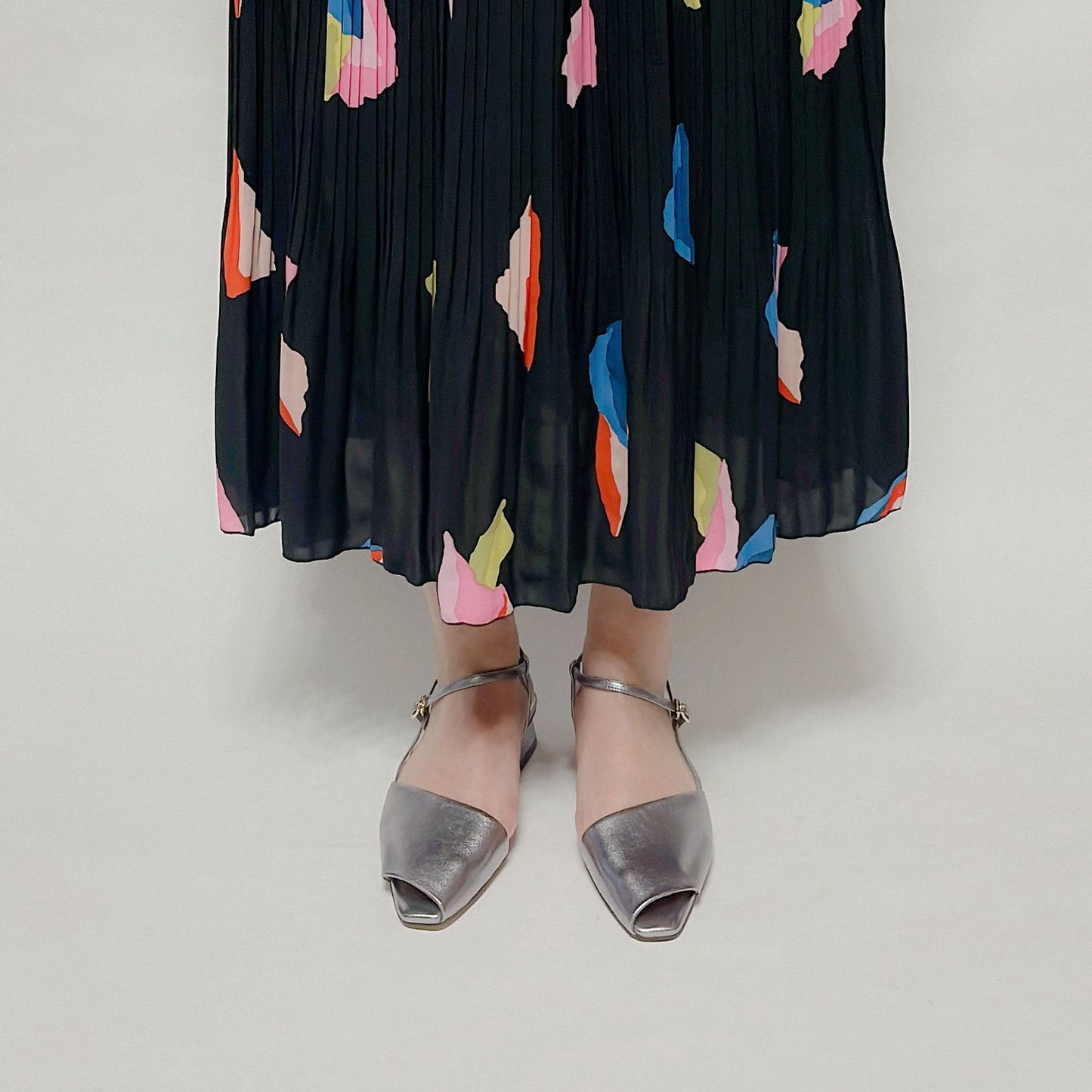 オープントゥアシンメトリーバックストラップパンプス_DA24224