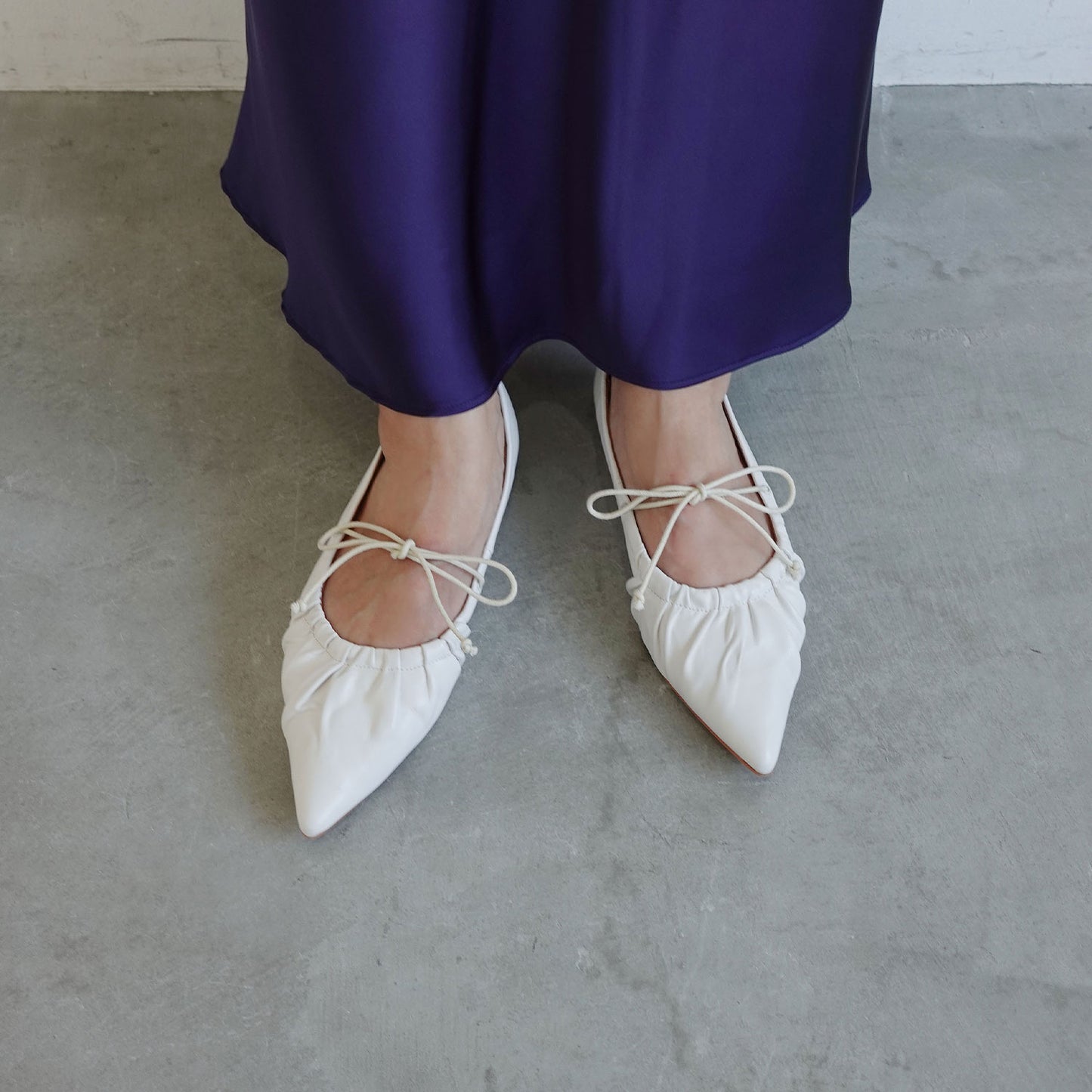 《再入荷》ポインテッドギャザーリボンフラットパンプス_DA25101