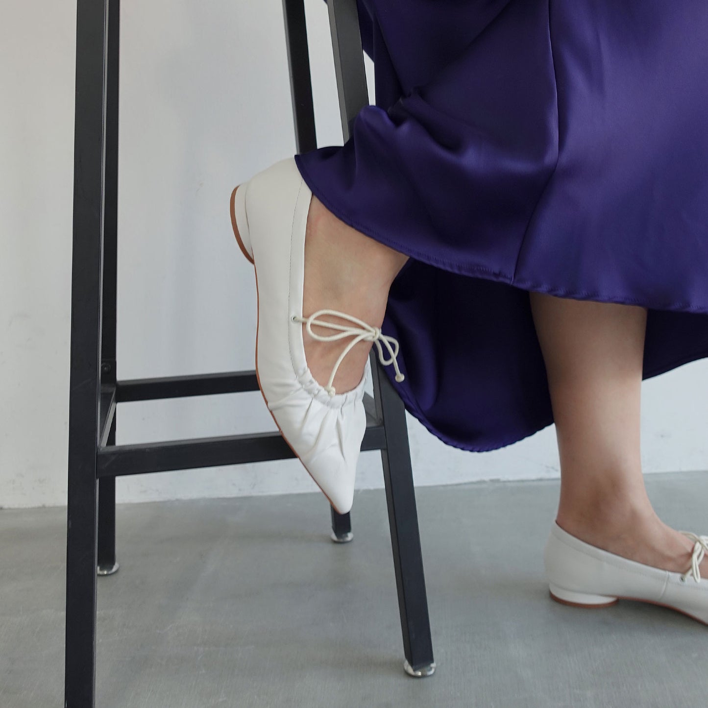 《再入荷》ポインテッドギャザーリボンフラットパンプス_DA25101