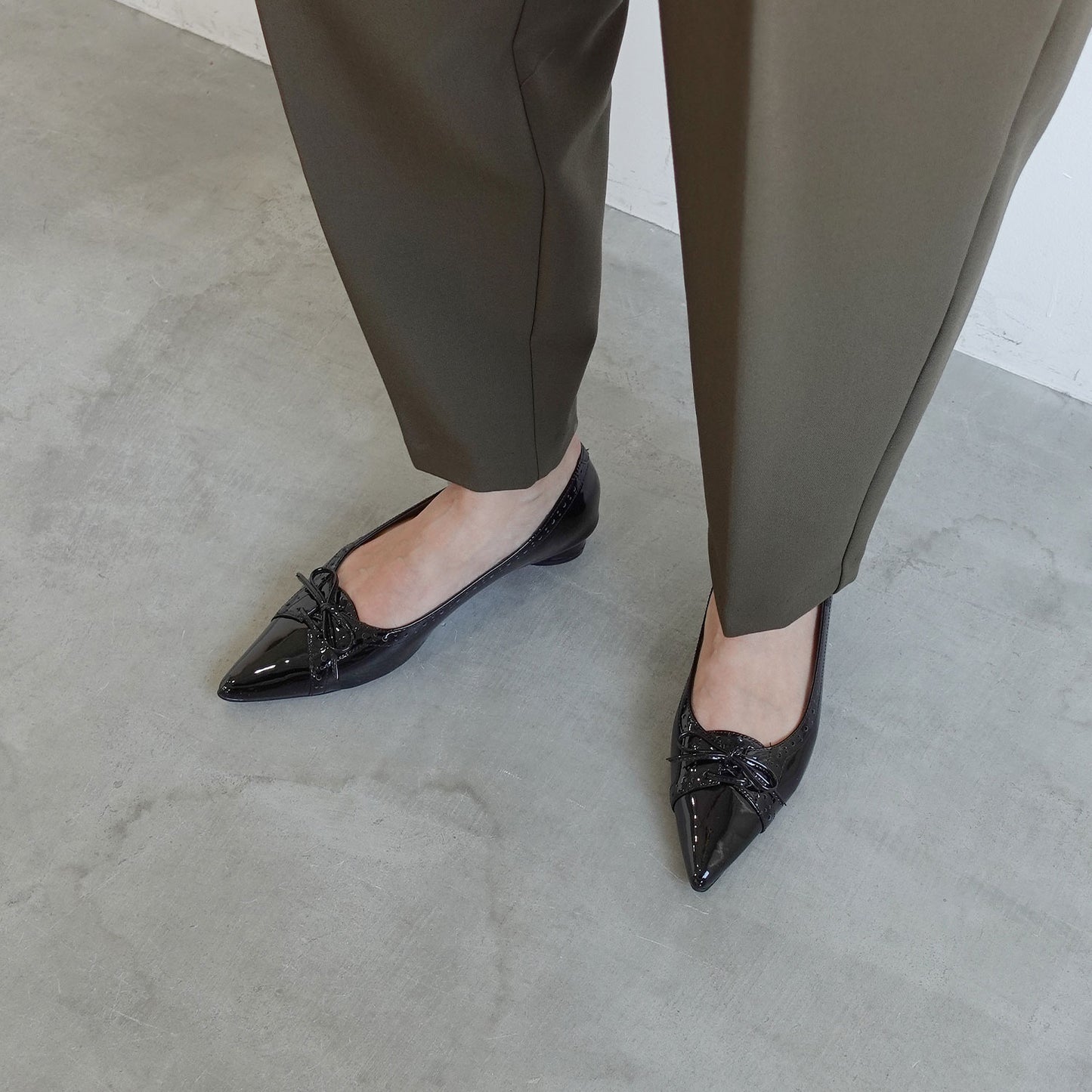 パンチングポインテッドパンプス_DA25142
