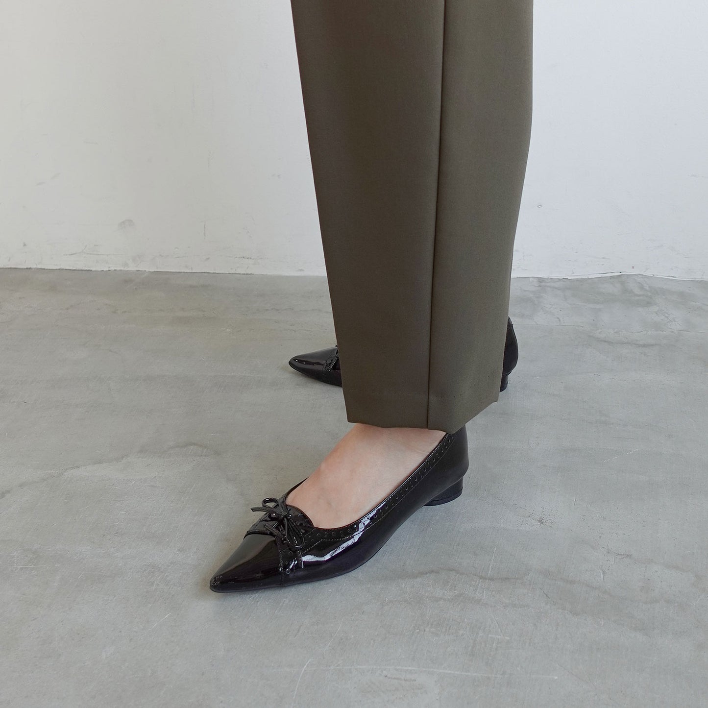 パンチングポインテッドパンプス_DA25142