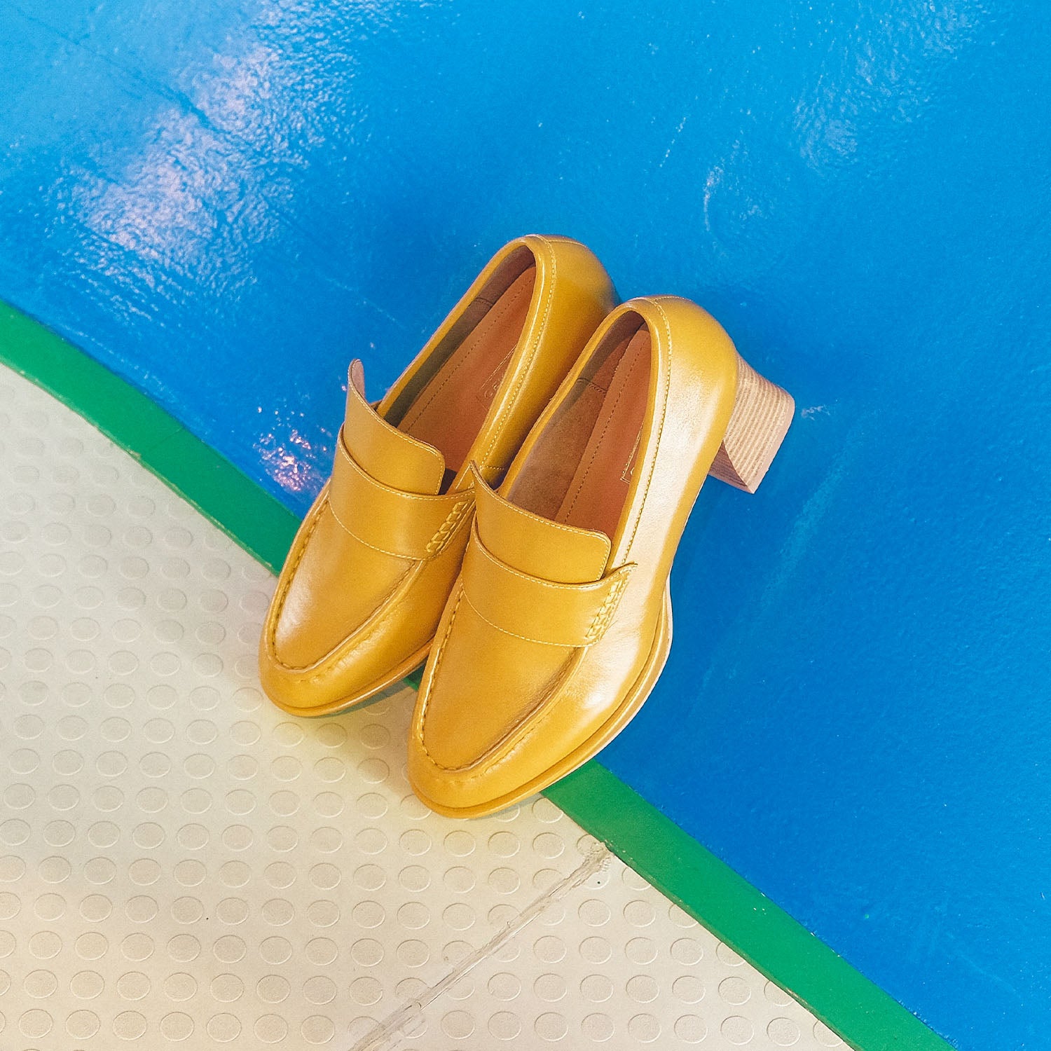 [美品](着用２回のみ)黄色のローファーとても可愛い黄色の靴です