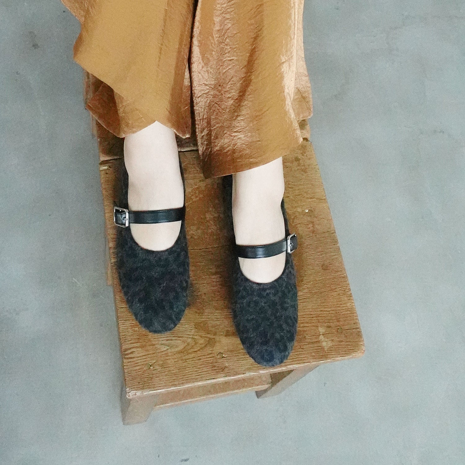 【ムームーヌー】 ダークブラウン スエード フラットシューズ ダニエラアンドジェマ Daniella & GEMMA ステッチモチーフ